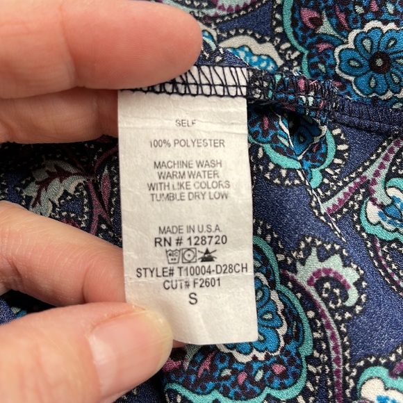 Francesca’s Blue Floral Pattern Cold Shoulder Top Size Small - Picture 8 of 8